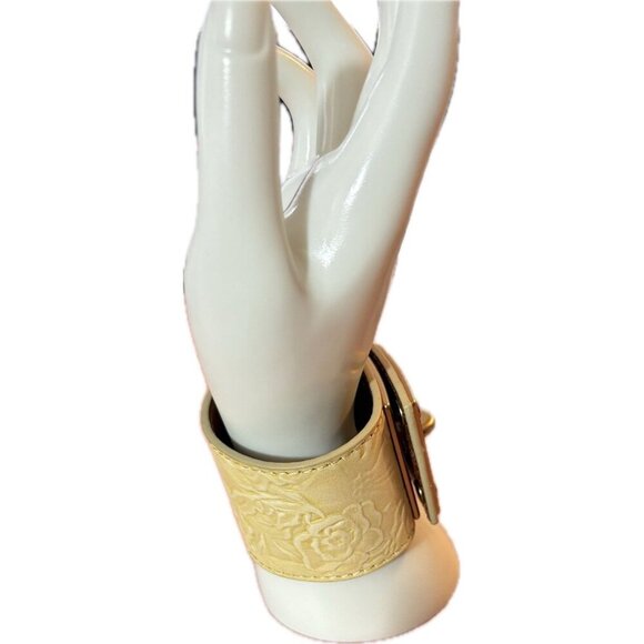 Patricia Nash Beige Sand Tooled Floral Leather Pattern Turn Lock Cuff Bracelet - Picture 3 of 7
